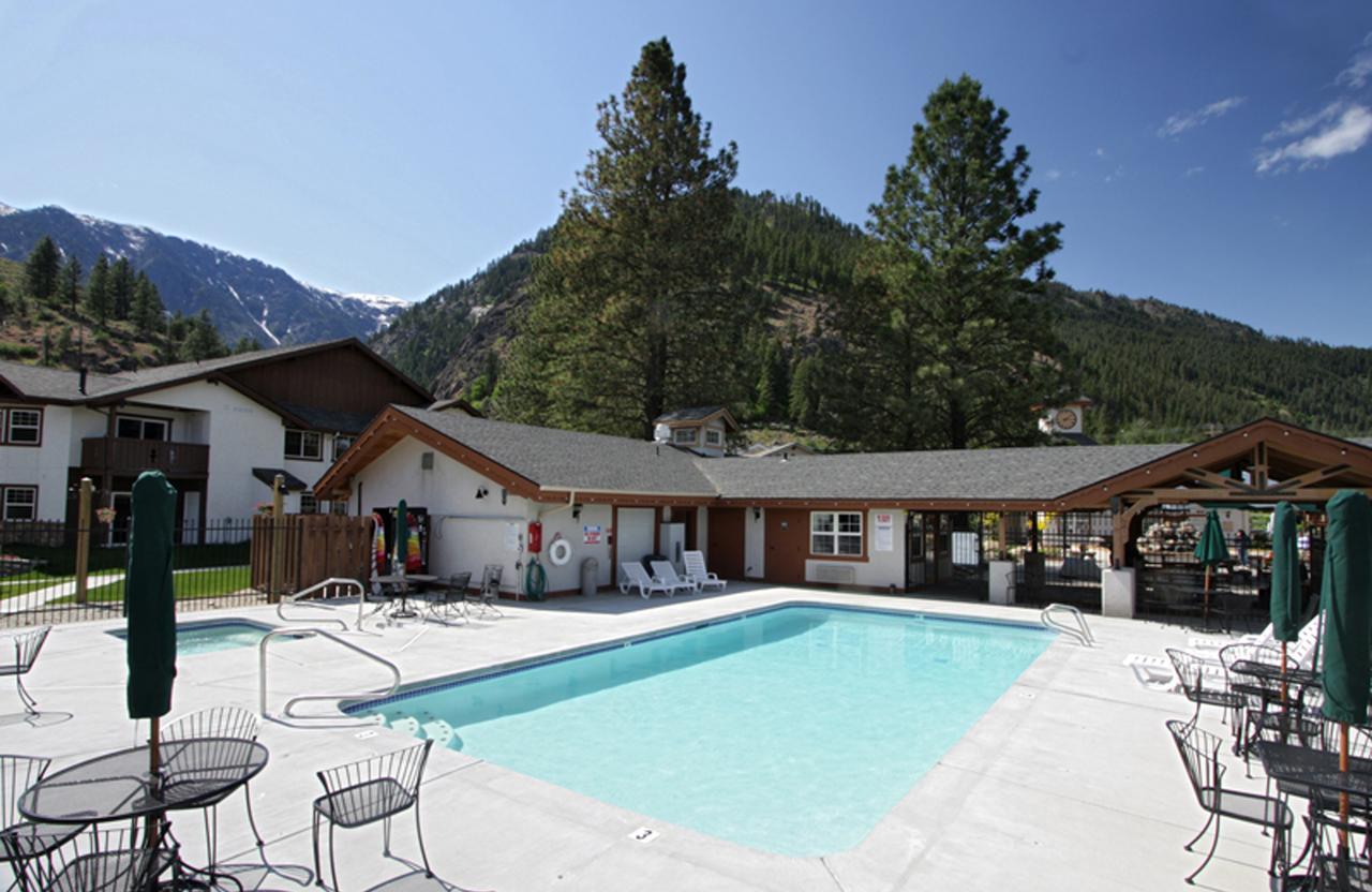 Icicle Village 3*